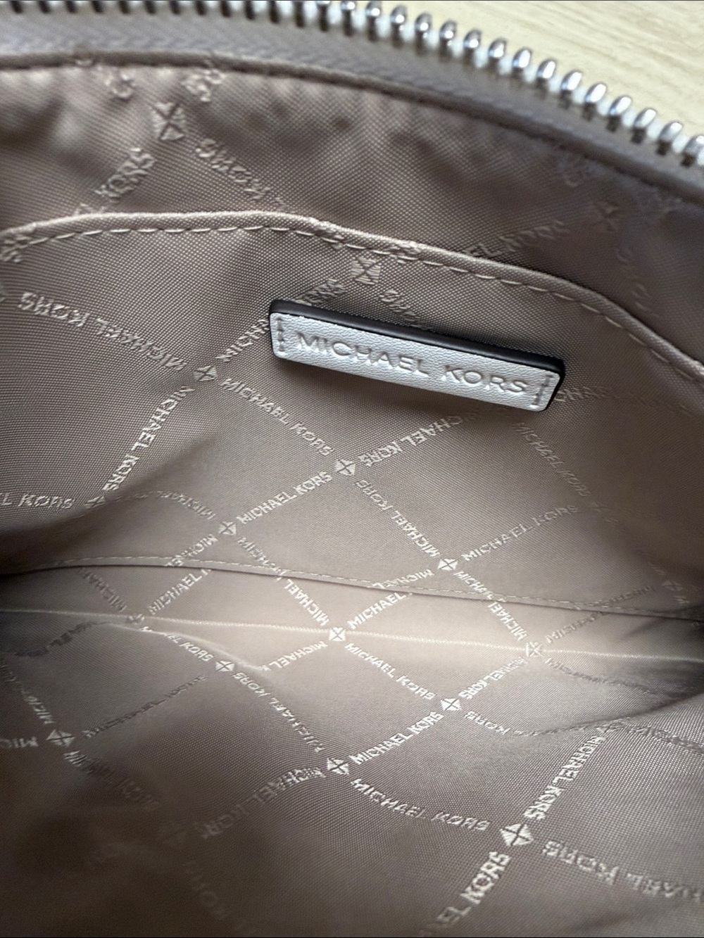 MICHAEL KORS JET SET TRAVEL PEBBLED LEATHER WRISTLET IN WHITE - Picture 5 of 6